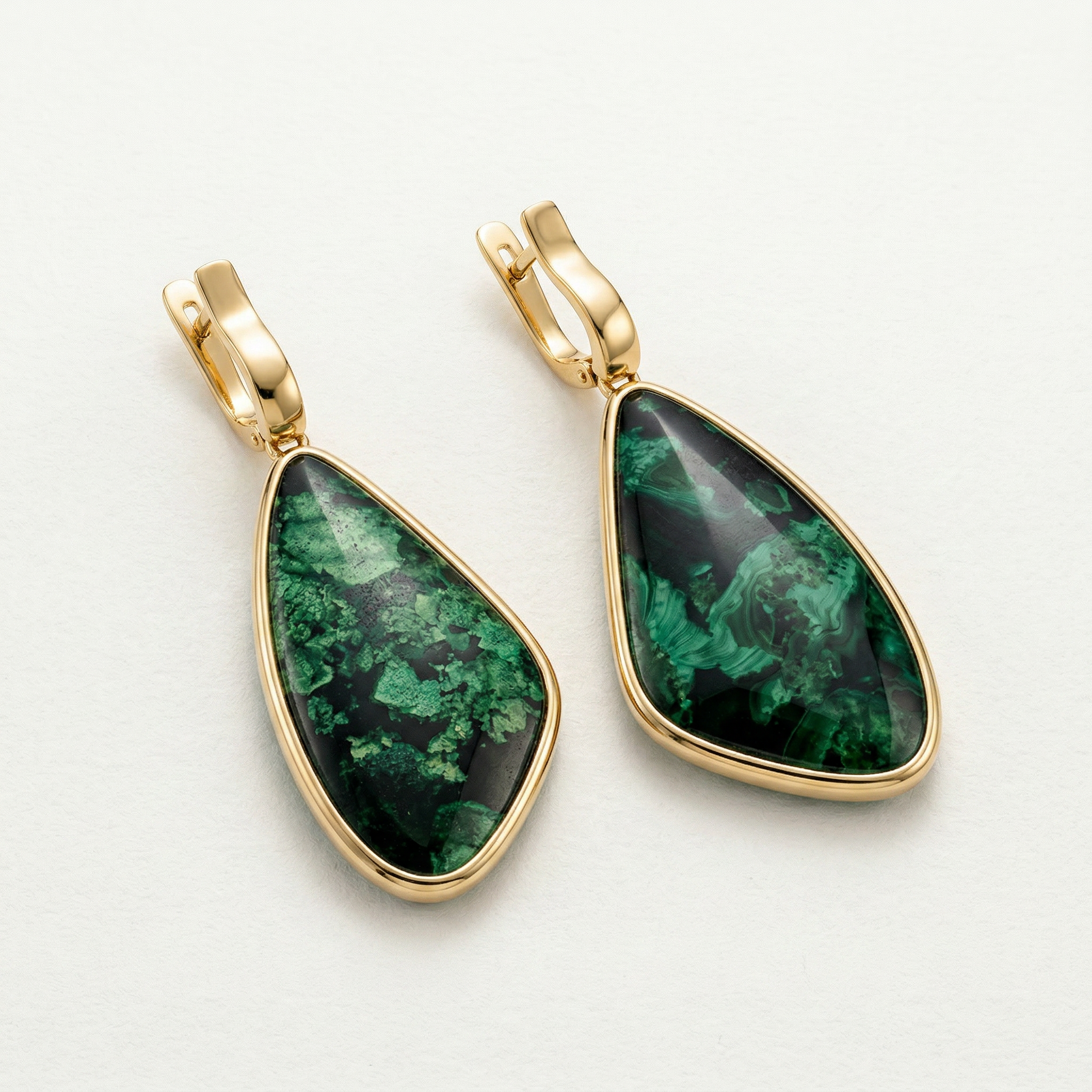 Brincos de ouro e Esmeralda cravejado com Zirconias