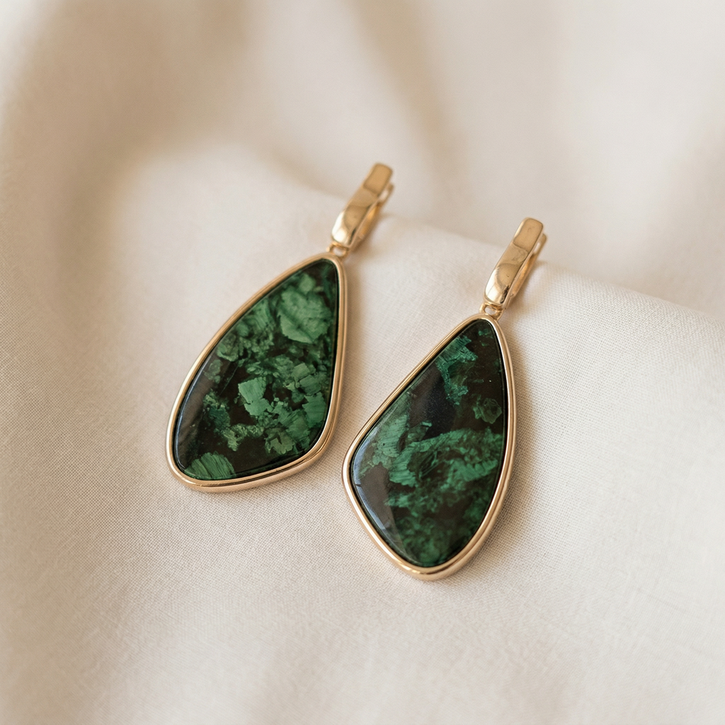 Brincos de ouro e Esmeralda cravejado com Zirconias