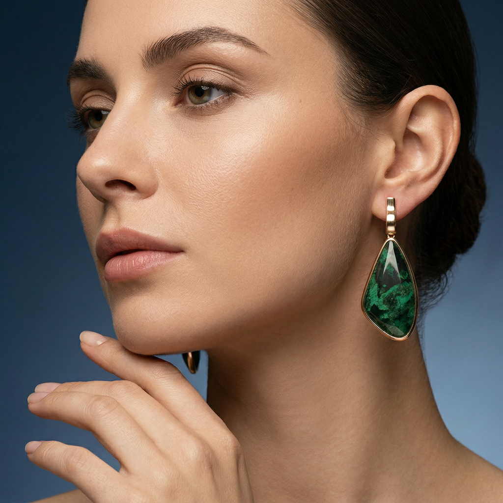 Brincos de ouro e Esmeralda cravejado com Zirconias
